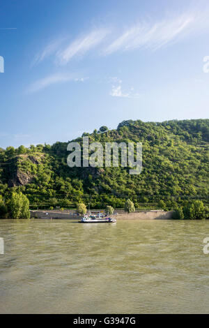 Autofähre auf dem Fluss Rhein, Deutschland Stockfoto