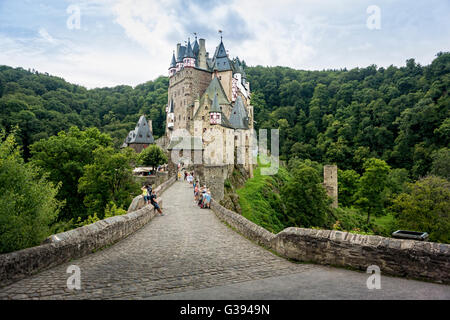 Burg Eltz ist eine mittelalterliche Burg, eingebettet in den Hügeln oberhalb der Mosel zwischen Koblenz und Trier, Deutschland Stockfoto