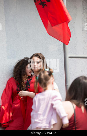 London Golders Green Childs Hill Park albanische Gemeinschaft Childrens' Day Festival junge Mädchen rote Kleider Chat vor Tanz Stockfoto