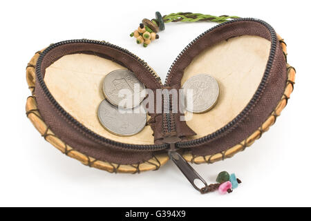 Offener Leder Geldbörse mit alten europäischen Münzen isoliert auf weiss Stockfoto
