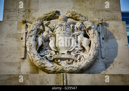 Manchester Wappen steinerne Kenotaph Denkmal nautischen im freien Plätze erinnern Erinnerung nie vergessen t vergessen Stockfoto