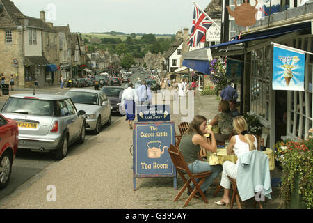 Cotswolds. Kupfer Kessel Tea Room auf der Hauptstraße von Burford, eine unberührte 11. Jahrhundert Cotswold-Stadt Stockfoto