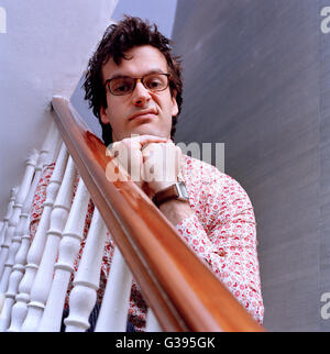 Marcus Brigstocke, englischer Komiker, Schauspieler und Satiriker fotografiert in seinem Londoner Haus, London, England, Vereinigtes Königreich. Stockfoto