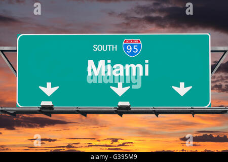 Interstate 95 South Miami Autobahn Zeichen mit Sonnenaufgang Himmel. Stockfoto