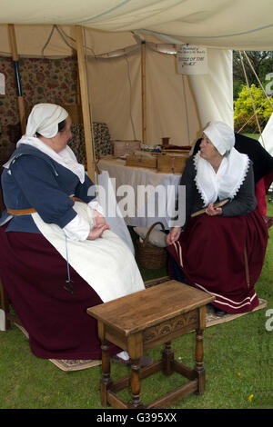 LINCOLNSHIRE; NEWARK; SCHLOSSPARK; CIVIL WAR REENACTOR: DAMEN IM CHAT Stockfoto