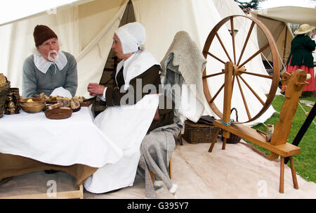 LINCOLNSHIRE; NEWARK; SCHLOSSPARK; CIVIL WAR REENACTOR ZU MITTAG Stockfoto