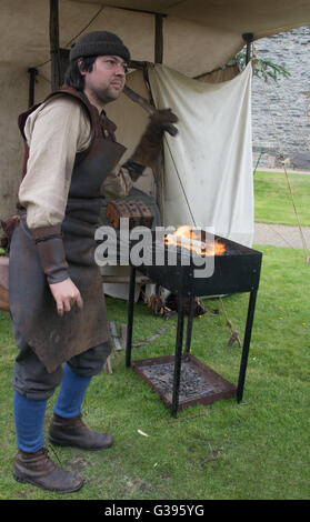 LINCOLNSHIRE; NEWARK; SCHLOSSPARK; BÜRGERKRIEG-RE-ENACTOR; DER SCHMIED Stockfoto