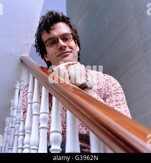 Marcus Brigstocke, englischer Komiker, Schauspieler und Satiriker fotografiert in seinem Londoner Haus, London, England, Vereinigtes Königreich. Stockfoto