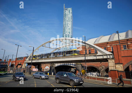 Manchester England UK Metrolink-Straßenbahn-Stadtbahn-Netz überbrücken Struktur Kreuzung an einem sonnigen Tag mit blauem Himmel neben Wahrzeichen Manchester central Stockfoto