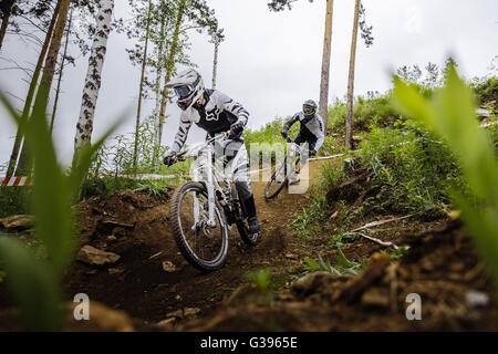 zwei Fahrer des Athleten auf Fahrrad unten durch Hölzer aus Mountain Cup "Ryder" bergab Stockfoto