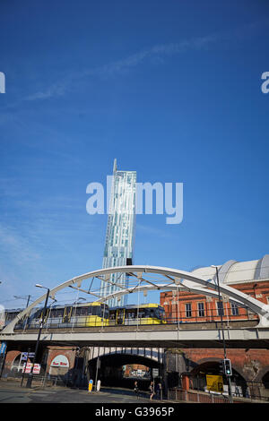 Manchester England UK Metrolink-Straßenbahn-Stadtbahn-Netz überbrücken Struktur Kreuzung an einem sonnigen Tag mit blauem Himmel neben Wahrzeichen Manchester central Stockfoto