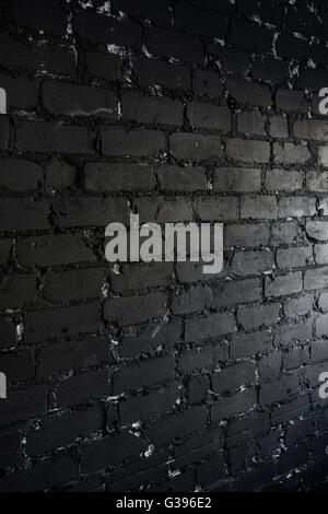 Seitenansicht auf schwarze Mauer durch aus dem Fenster beleuchtet Stockfoto