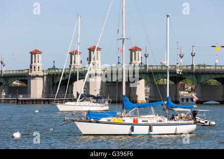 Segelboote auf dem Matanzas Fluss verankert in der Nähe der Brücke von LIons in St. Augustine, Florida. Stockfoto