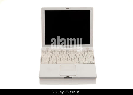 Alter alter alter Apple iBook G4 Laptop / Laptop-Computer mit Scroll-Trackpad / Trackpad / Trackpad, leerem Bildschirm und Tastatur. Stockfoto