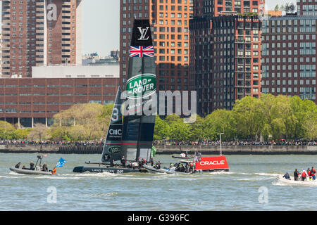 Die Land Rover BAR Team UK-Katamaran-Rennen auf dem Hudson River in der Nähe von Brookfield Place in America es Cup World Series. Stockfoto