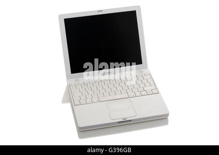 Alter alter alter Apple iBook G4 Laptop / Laptop-Computer mit Scroll-Trackpad / Trackpad / Trackpad, leerem Bildschirm und Tastatur. Stockfoto