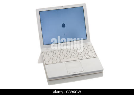 Alter alter alter Apple iBook G4 Laptop/Laptop mit Scroll-Trackpad/Trackpad/Trackpad, Start-/Startbildschirm und Tastatur. Stockfoto