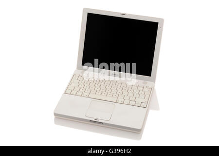 Alter alter alter Apple iBook G4 Laptop / Laptop-Computer mit Scroll-Trackpad / Trackpad / Trackpad, leerem Bildschirm und Tastatur. Stockfoto