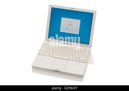 Alter alter alter Apple iBook G4 Laptop/Laptop mit Scroll-Trackpad/Trackpad/Trackpad, Start-/Startbildschirm und Tastatur. Stockfoto