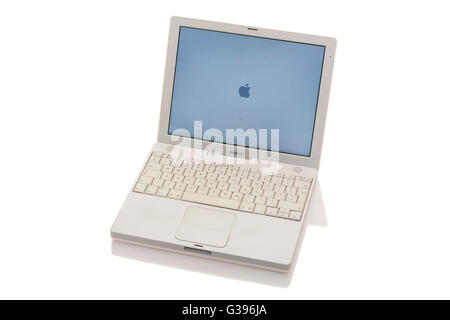 Alter alter alter Apple iBook G4 Laptop/Laptop mit Scroll-Trackpad/Trackpad/Trackpad, Start-/Startbildschirm und Tastatur. Stockfoto