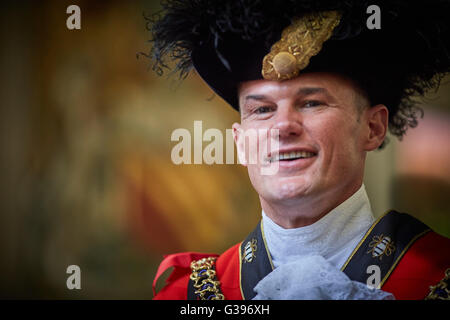 Stadtrat Carl Austin-Behan Manchesters erste offen Homosexuell Lord Bürgermeister von Manchester in Manchester Town Hall uniform Kleid rot c Stockfoto