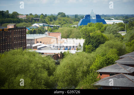 Stockport genossenschaftlichen Coop Bank Gebäude Pyramide Ansicht über Bäume "Stockport Pyramide" wurde 1987 von Manchest entworfen. Stockfoto