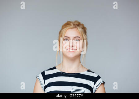 Porträt von hat(!) hübsche junge Frau in gestreiften T-shirt auf weißem Hintergrund Stockfoto