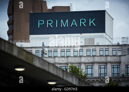 Primark Gebäude anmelden Manchester Piccadilly der großen weißen Stein Fassade, 1877 als Lewiss Kaufhaus errichtet, hat sein Stockfoto