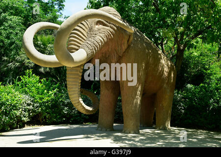 ein Blick auf die beliebte Mammut Skulptur, erbaut im Jahre 1906, im Parc De La Ciutadella Park in Barcelona, Spanien Stockfoto