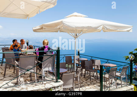 Das Café und die Aussicht vom Mount Pantokrator, Insel Korfu, Griechenland Stockfoto