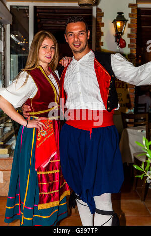 Traditionelle griechische Tänzerinnen in einem Restaurant In Sidari, Korfu, Griechenland Stockfoto