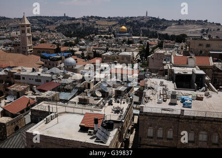 Ein nach Osten Blick aus dem Herodian Phasael Tower auf der Zitadelle von Jerusalem, bekannt als der Turm von David zeigt die goldenen Do Stockfoto