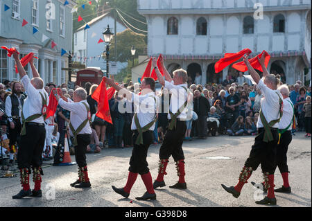 Thaxted Morris Wochenende, ein Treffen der Mitgliedsvereine des Morris Rings von Thaxted Morris Männer gehostet. 4. und 5. Mai 2016, Thaxted Essex UK. Chanctonbury Ring Morris Seite in Masse tanzen in Stadt Straße Thaxted durchführen Stockfoto