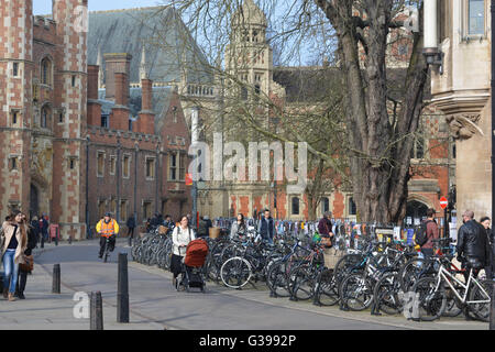 Fußgänger und Fahrräder geparkt in St. John's Street, Cambridge, England Stockfoto