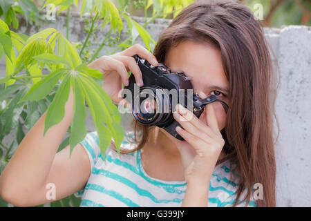 Jugendliche, die Bilder von retro Kamera Stockfoto