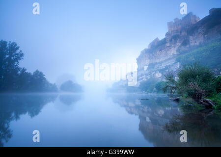 Schloss Beynac in den frühen Morgennebel Perigord Noir Dordogne Frankreich Stockfoto