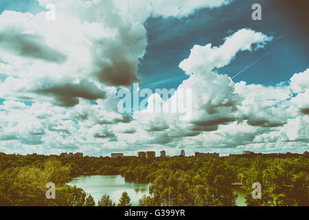 Bukarest Stadt Skyline-Blick vom Jugendlichen Park (Parcul Tineretului) mit blauem Himmel und weißen Wolken Stockfoto