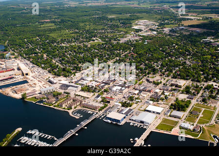 Luftaufnahme der Sturgeon Bay, Wisconsin an einem schönen Frühlingstag. Stockfoto