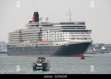 CUNARD QUEEN ELIZABETH CRUISE LINER AUS SOUTHAMPTON Stockfoto