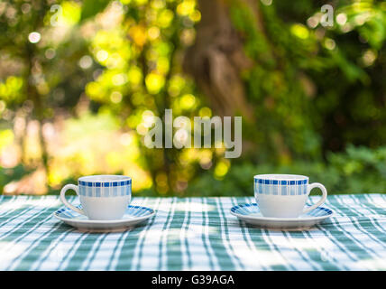 Zwei kleine Tassen Kaffee auf einem Tisch im Garten Stockfoto