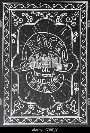 Rock-Musik in meinem Herzen. Handgezeichnete Schriftzug Design mit Totenkopf und Rahmen auf schwarze Kreide an Bord. Typografie-Konzept für t-shirt Stock Vektor