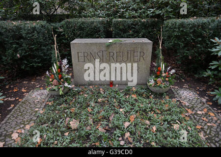 Greifen Sie, Ernst Reuter, Waldfriedhof, Potsdamer Chaussee, Zehlendorf, Berlin, Deutschland Stockfoto