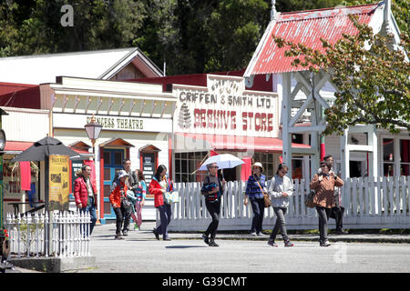 Chinesische Touristen in Vorstadt in der Nähe von Greymouth Stockfoto