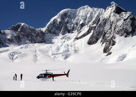 Hubschrauber mit Touristen auf der Oberseite Franz Josef Glacier, Südalpen, New Zealand Stockfoto