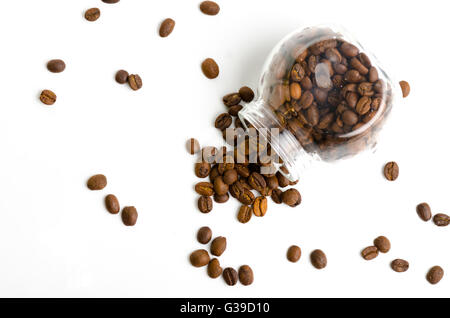 Glas mit Kaffee Bohnen verschütten auf weißem Hintergrund Stockfoto