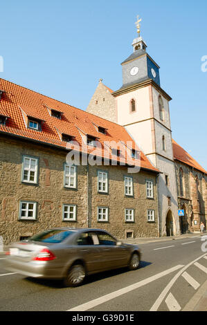 Haus und Kirche mit vielen Fenstern und ein Auto vorbei vor in Göttingen Deutschland Stockfoto
