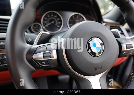 Cockpit-Ansicht eines neuen BMW 4 Serie M-Sport-Coupés zeigen den neuen Stil, Multifunktions-Lenkrad. Stockfoto