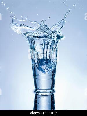 IceCube Spritzwasser in ein Glas Wasser. Stockfoto
