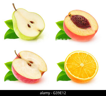 Isolierte Fruchthälften. Sammlung von verschiedenen Früchten halbieren (Apfel, Birne, Orange, Pfirsich) isoliert auf weißem Hintergrund Stockfoto