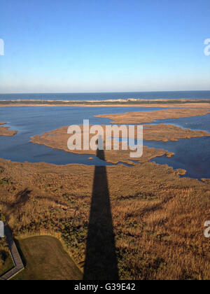 Cape Hatteras Leuchtturm Schatten auf den Sumpf entlang des Strandes bei Cape Hatteras National Seashore auf Bodie Island, Nags Head, North Carolina. Stockfoto